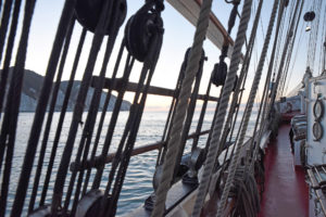 Die Thor Heyerdahl vor Mögen. Mehr Infos zum Projekt unter www.science-sets-sail.de (Bild: FAU/Regine Oyntzen)